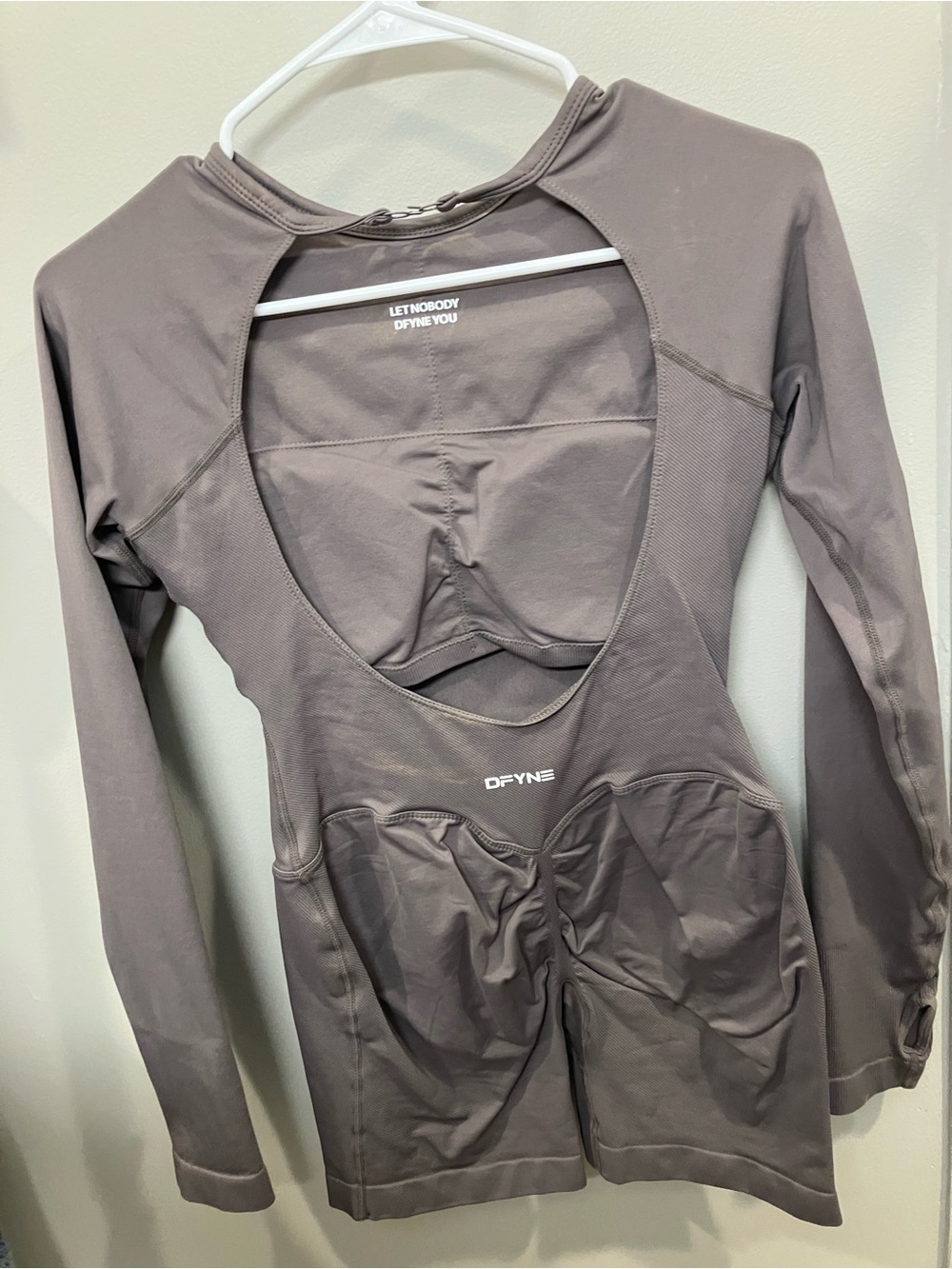 DFYNS Women's Long Sleeve Fitted Top in Taupe (Never Worn) - Picture 5 of 5
